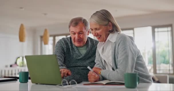 Senior Par Hjem Laptop Til Budget Finansielle Aktiver Forsikringspolice Oplysninger – Stock-video