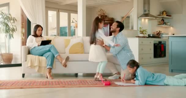 Szerelem Ölelés Apa Feleségével Gyermekeivel Modern Házuk Nappalijában Boldog Játékos — Stock videók