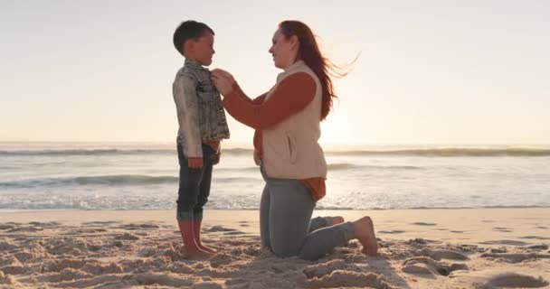 Été Famille Une Mère Avec Son Fils Sur Plage Coucher — Video