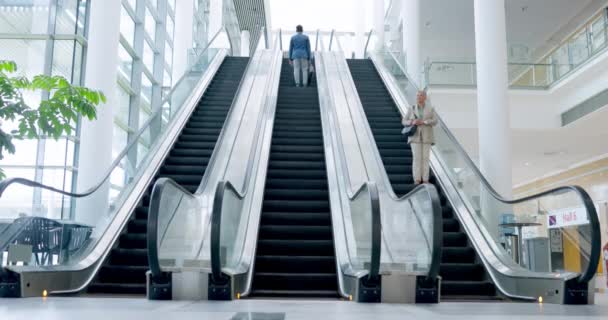 Escalator Reggeli Üzletemberek Utaznak Hogy Készen Álljanak Vállalati Kereskedelmi Találkozóra — Stock videók