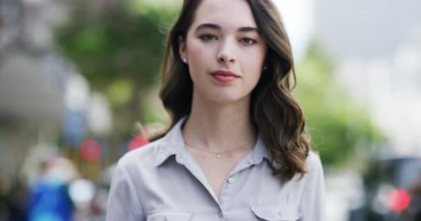 Genç Kadın Yüzü Şehirde Gezen Açık Havada Mutlulukla Gülümseyen Açık — Stok video