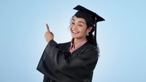 Graduación Feliz Estudiante Apuntando Educación Universidad Presentación Universitaria Para Oferta — Vídeos de Stock