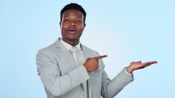Cara Homem Negro Mão Apontando Estúdio Com Voto Informação Promo — Vídeo de Stock