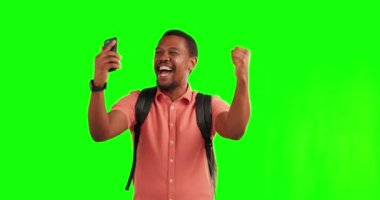 Telefon, seyahat ve stüdyoda başarılı olmak için tezahürat yapan siyah bir adamla yeşil ekran. Mobil, motivasyon ve mutlu genç bir erkek sırt çantasıyla kromakey modelini kutluyoruz..