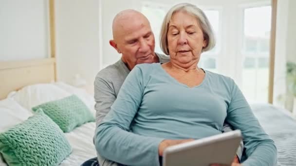 Ηλικιωμένο Ζευγάρι Στο Κρεβάτι Tablet Αγάπη Χαμόγελο Ελέγχοντας Μέσα Κοινωνικής — Αρχείο Βίντεο