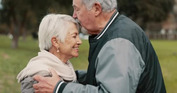 在退休期间 与一对年长的夫妇在公园里拥抱在一起 享受一个浪漫的约会 支持和一个年长的男人和女人在一个浪漫的花园里结合 — 图库视频影像
