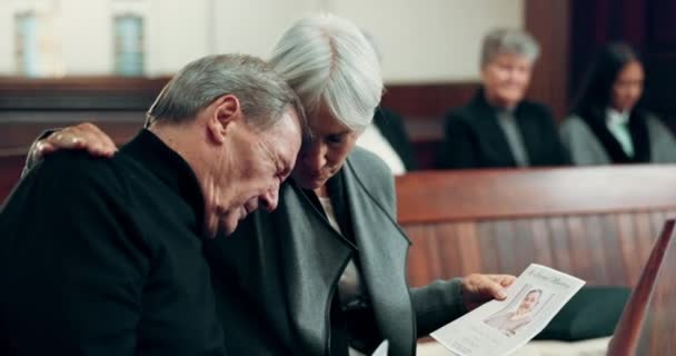 Bir Çift Cenaze Kilisede Ağlayan Üzgün Yaşlı Bir Adam Hristiyan — Stok video