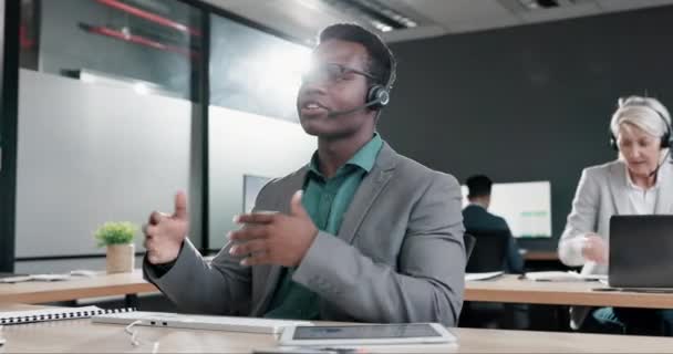呼叫中心 说话和人 顾问或代理服务 建议或客户支持和工作空间的信息 非洲人在计算机上的交流 虚拟帮助和接触 — 图库视频影像