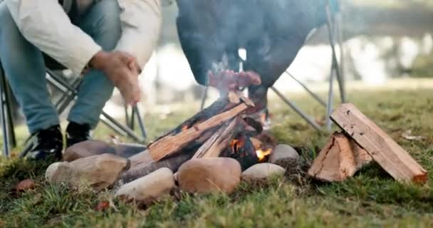Campfire Ζεστά Χέρια Και Τους Φίλους Υπαίθρια Για Διασκέδαση Περιπέτεια — Αρχείο Βίντεο