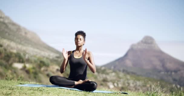 Yoga Fitness Vrouw Met Biddende Handen Natuur Voor Training Rust — Stockvideo