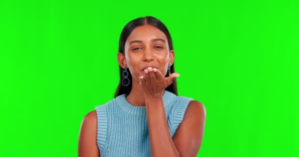 Wajah Wanita Dan Ciuman Bertiup Layar Hijau Studio Dan Bersemangat — Stok Video