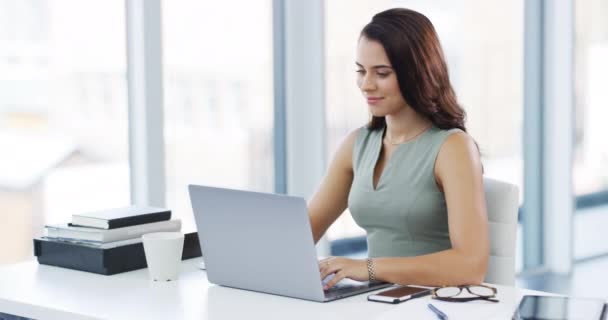Laptop Ευτυχισμένη Και Γυναίκα Των Επιχειρήσεων Ανάγνωση Online Κοινοποίηση Ανακοίνωση — Αρχείο Βίντεο