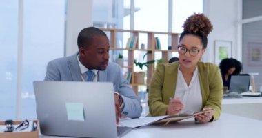 Laptop, işbirliği ve iş yerindeki siyahi bir kadınla vizyonumuzu tanıtmak için ofiste bir yönetici. Bilgisayar, takım çalışması ve bir erkek akıl hocası iş yerindeki bir kadın çalışanla konuşuyor..