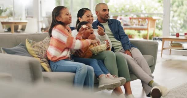 Evlerinin Oturma Odasındaki Kanepede Birlikte Televizyon Izleyen Bir Aileyle Birlikte — Stok video