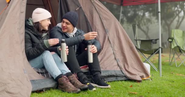 茶和夫妻一起在大自然中露营 一起去旅行 去野外探险 与在森林或树林里喝咖啡的年轻男女在一起时 自由或放松 — 图库视频影像