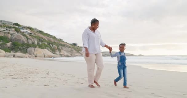 Черная Семья Мать Дочь Держась Руки Гуляют Пляжу Связаны Любовью — стоковое видео
