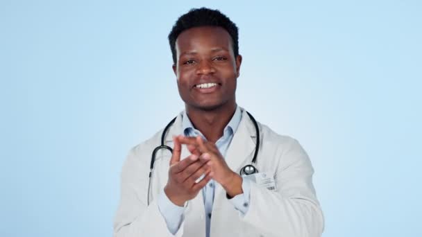 Homem Negro Feliz Médico Aplausos Parabéns Promoção Ganhar Fundo Azul — Vídeo de Stock