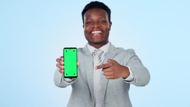 绿色屏幕和商人手拉手在工作室里查找蓝色背景的新闻 信息或宣传品 非洲男性企业家的智能手机 展示和肖像显示 应用或提供 — 图库视频影像
