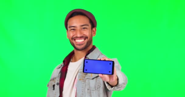 Азиатский Человек Макет Телефона Зеленый Экран Висящей Рекламе Фоне Студии — стоковое видео