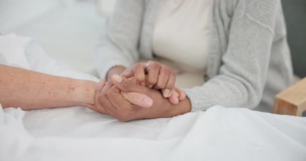 Starsza Para Wsparcie Trzymanie Się Ręce Szpitalu Miłością Opieką Klinice — Wideo stockowe