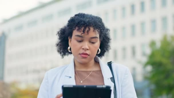 Şehir Tablet Profesyonel Kadın Daktilo Programı Gündemi Internet Haberlerini Kontrol — Stok video