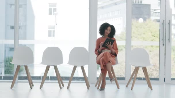 募集のアイデア ソーシャルメディアマーケティングや履歴書アプリを考える待合室 タブレットやビジネス女性 デジタル技術と椅子に関する意思決定 キャリア計画とプロのアフリカ人 — ストック動画