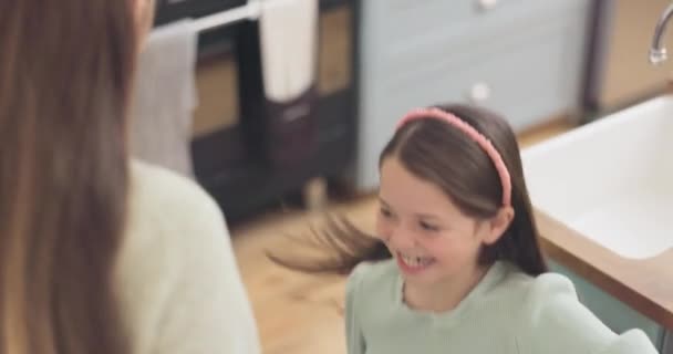Семья Дом Мать Девочкой Танцы Празднование Счастьем Обучение Обучение Любовью — стоковое видео