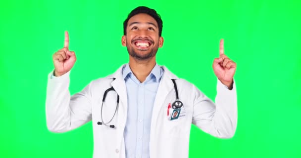 アイデアのための緑の画面上の男とポイント 幸せと医師 プレゼンテーション レビュー ニュースのためのスタジオの背景に人の肖像と医療 — ストック動画