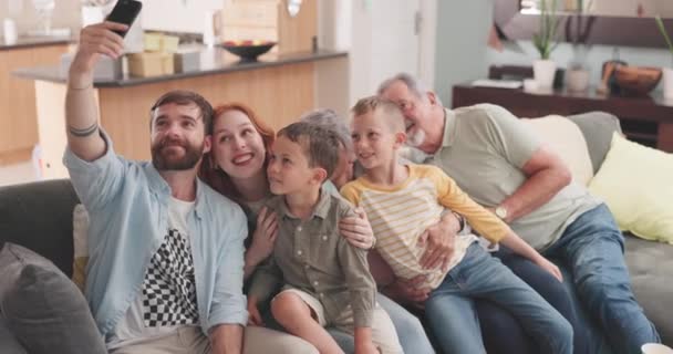 Selfie Láska Šťastná Velká Rodina Pohovce Obývacím Pokoji Jejich Moderního — Stock video