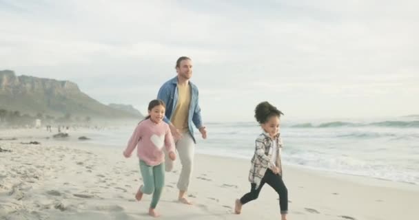 Famiglia Padre Figli Che Corrono Spiaggia Insieme Vacanza Vacanza Legare — Video Stock