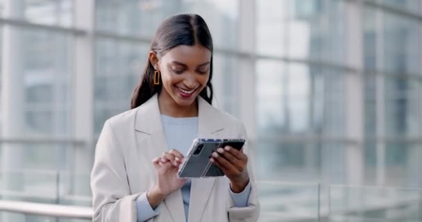 Smartphone Negócios Mulher Indiana Feliz Escritório Line Para Mídias Sociais — Vídeo de Stock