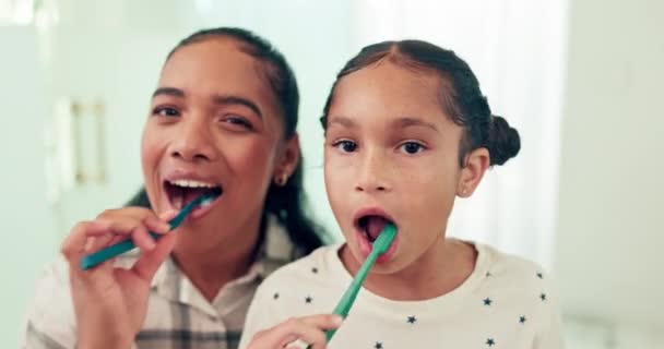 Tanden Poetsen Moeder Dochter Met Tandenborstel Gebit Voor Gezondheid Ochtend — Stockvideo