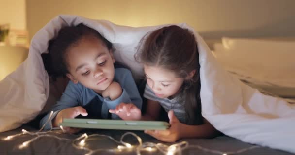 タブレット 夜と子供たちは 漫画やベッドルームでのショーをストリーミング テントや自宅で一緒にゲームをプレイ 女の子や子供たちは オンラインビデオ 映画やインターネットのためのモバイルアプリを入力 — ストック動画