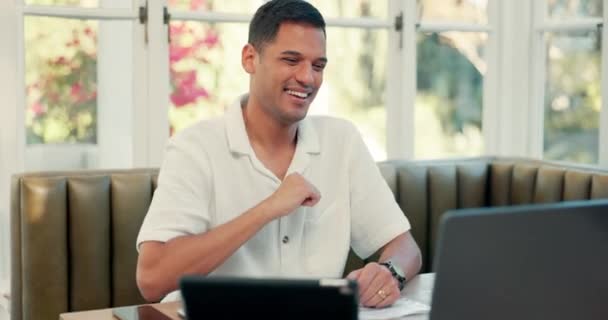 Videotelefonie Laptop Und Mann Unterhalten Sich Einem Café Mit Gebärdensprache — Stockvideo