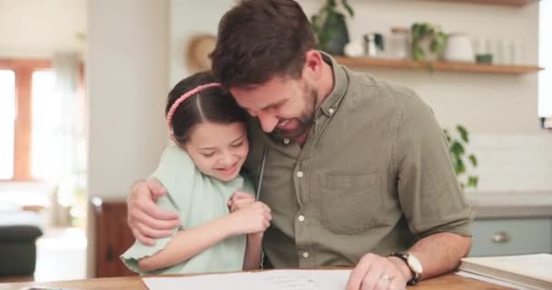 Dětské Domácí Úkoly Otcovské Objetí Studentského Vzdělávání Pomáhají Zápisníku Rozvojem — Stock video