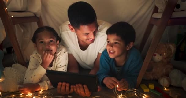 Nacht Vater Und Kinder Mit Tablet Streaming Von Filmen Und — Stockvideo