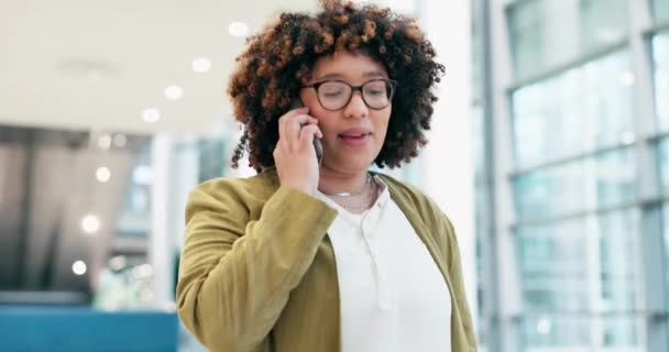 Bizneswoman Telefon Spacery Biurze Siecią Komunikacji Szczęśliwy Smartfon Młoda Kobieta — Wideo stockowe