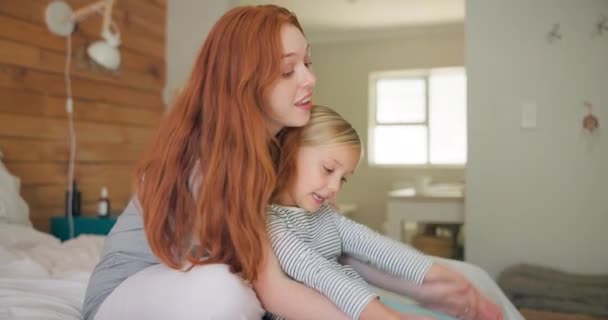 Singen Liebe Und Mutti Mit Ihrem Kind Schlafzimmer Für Kindliche — Stockvideo
