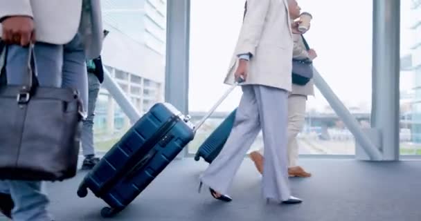 机场行李箱 步行腿和商务人士前往飞机 航班预订或工作人员交通旅行 行李袋 飞机起飞和公司工作旅行中的专业团体步骤 — 图库视频影像