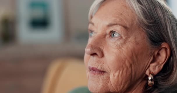 Tänker Depression Och Ånger Med Ledsen Gammal Kvinna Hem Pensionering — Stockvideo
