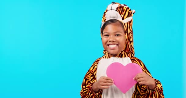 Kızım Portre Kalp Işaretleri Mavi Arka Planda Mutluluk Stüdyoda Gülümse — Stok video