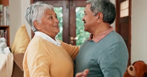 Yaşlı Çift Evde Sevgi Ilgi Eğlence Dolu Bir Şekilde Dans — Stok video