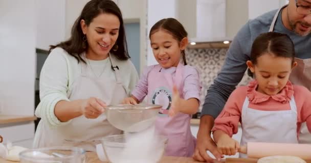 面粉和快乐的家庭孩子烘焙甜点 食物或在巴西父母的支持下准备配方配料 厨师和家父 母亲和孩子学习烹调技巧 — 图库视频影像