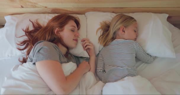早上和一个母亲和她的女儿在一起 从楼上在他们家一起做梦 周末和一个女人和一个女孩一起睡在卧室里 好好放松一下 好好休息一下 — 图库视频影像
