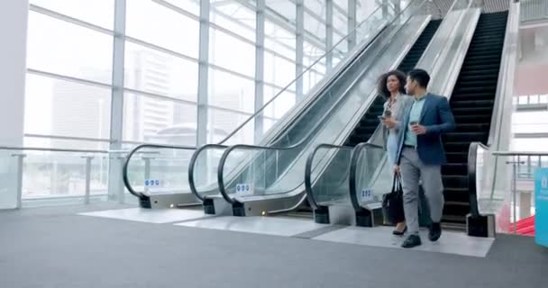 Üzletemberek Mozgólépcső Beszélgetés Munkahelyi Utazással Ingázással Repülőtér Halljában Személyzet Kommunikáció — Stock videók