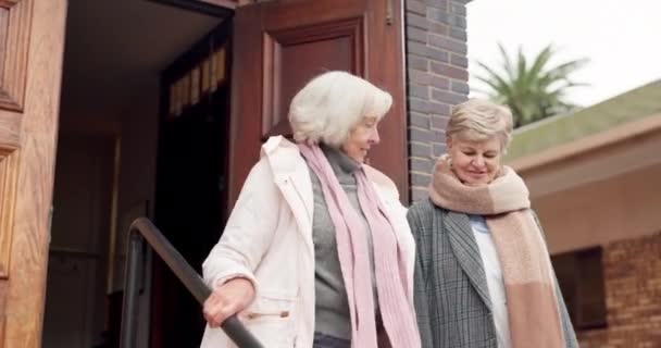 Stare Kobiety Przyjaciele Chodzenie Kościoła Dyskusją Czat Słuchanie Schodach Starsi — Wideo stockowe