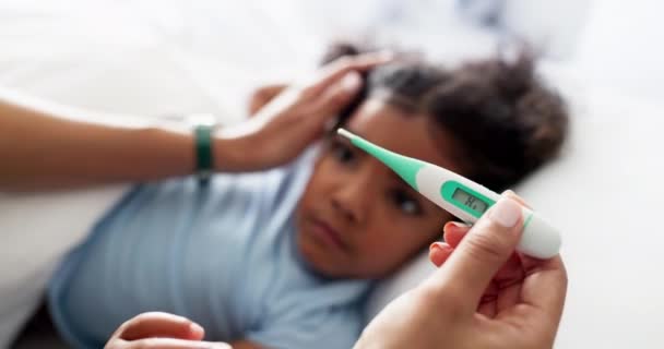 Doente Termômetro Mãe Com Criança Quarto Para Verificação Temperatura Médico — Vídeo de Stock