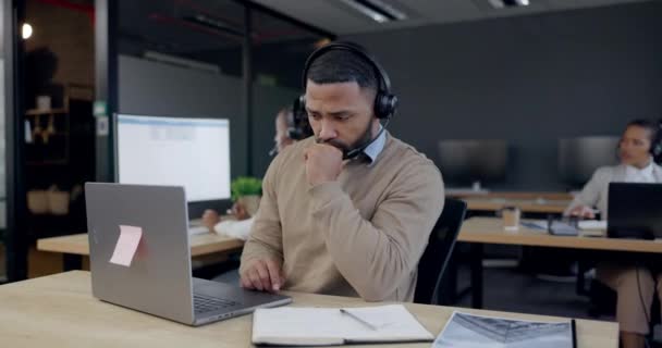 Laptop Pensamento Call Center Homem Agente Consultor Para Suporte Técnico — Vídeo de Stock