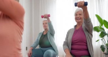 Yaşlı kadın, halter, egzersiz, antrenman ve ağırlık kaldırma sınıfında birlikte yaşlılık evinde. Fizyoterapi ya da sağlıklı vücut için spor yapan, kilo veren ya da pratik yapan mutlu yaşlı kadınlar..