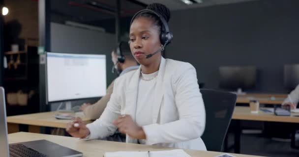 피곤한 여성과 사무실에서 스트레칭과 텔레마케팅 아프리카 대리인 회사에 기한을 적이고 — 비디오